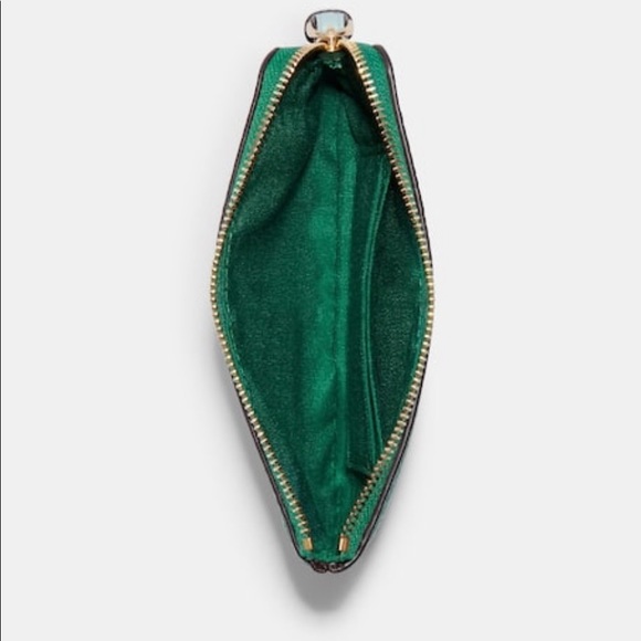 Brand New COACH Green Corner Zip Wristlet With Radish 🥕🥕🥕🥗